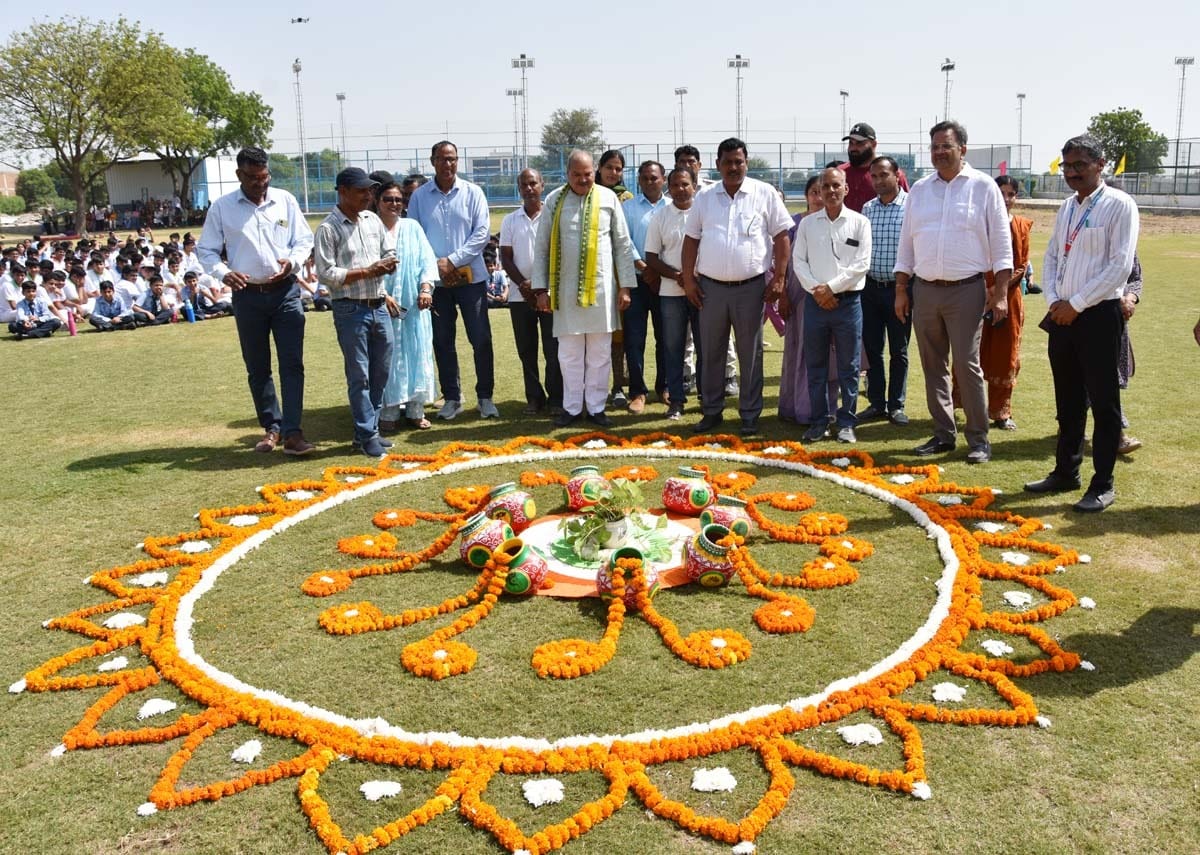 कार्यक्रम में पहुंचे विधायक लक्ष्मण सिंह यादव साथ में अन्य। स्रोत : प्रशासन