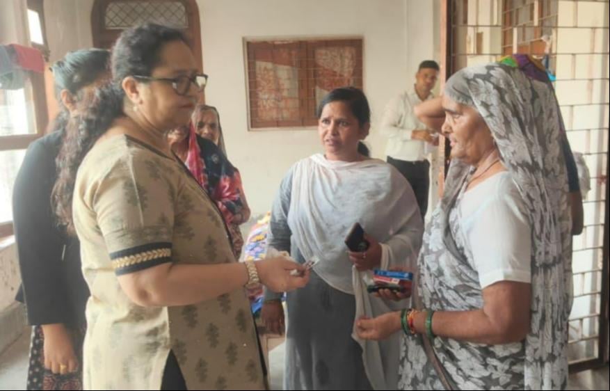 Etah News: आटे में दौड़ रहे चूहे, चीनी में रेंग रहीं चींटियां