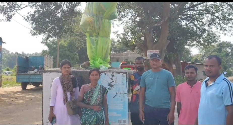 क्षतिग्रत प्रतिमा के साथ ग्रामीण