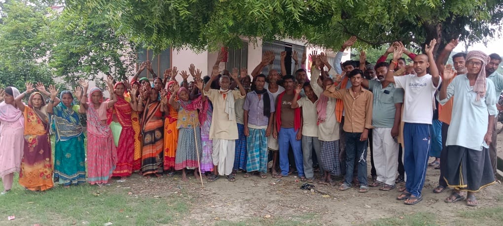 कटाई भरपुरवा में पंचायत भवन के पास राहत सामग्री वितरण में अनियमितता का आरोप लगाते हुए प्रदर्शन 