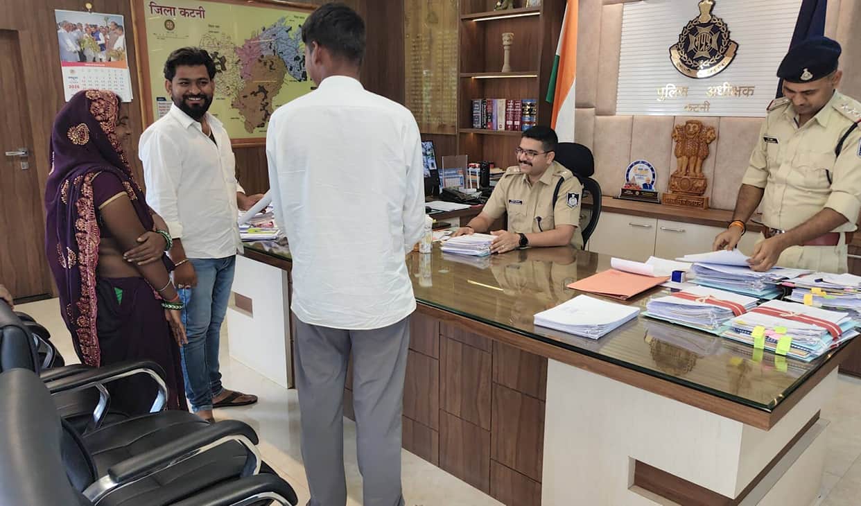 A woman from Katni was swindled out of ₹1.60 lakh by someone using a Pakistani number