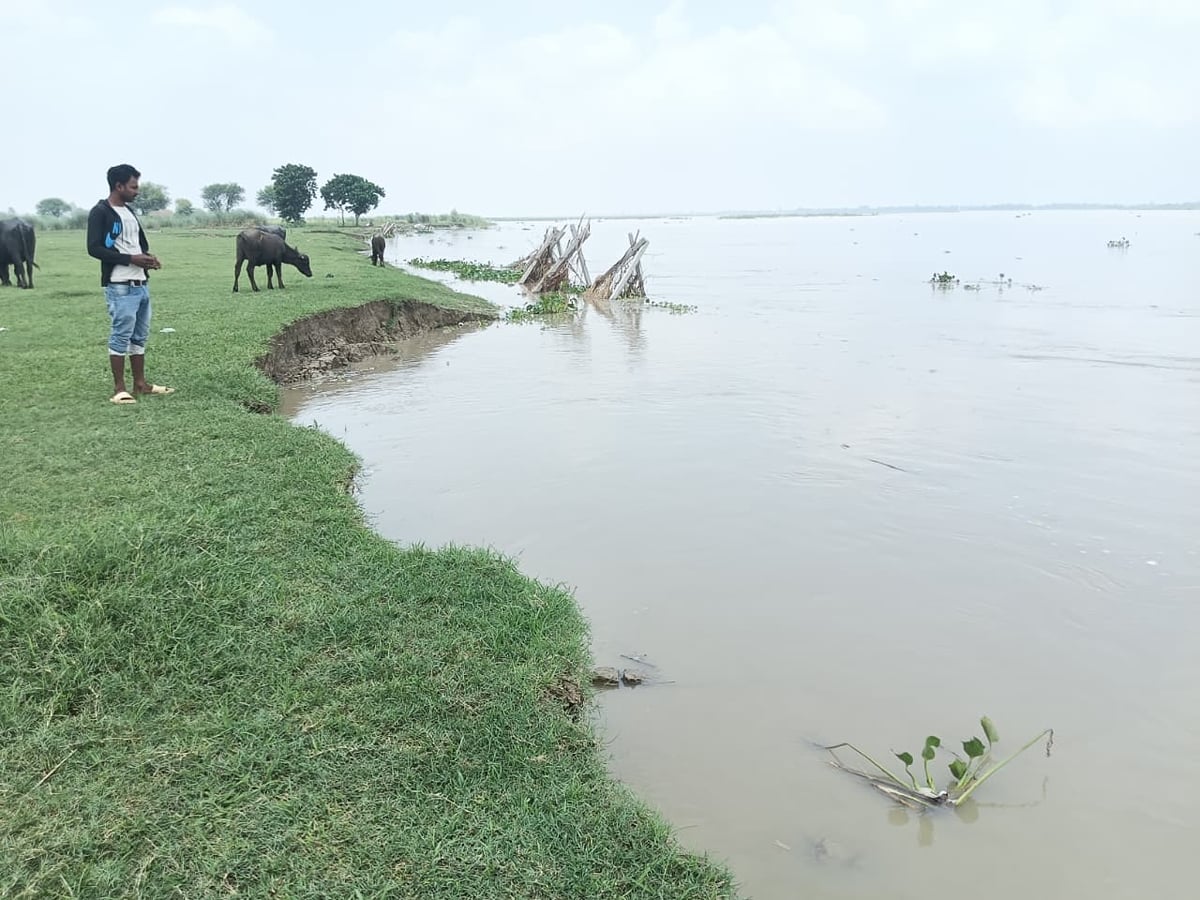 Azamgarh News: जलस्तर घटने से रोज नदी में समा रही 20 बीघा जमीन
