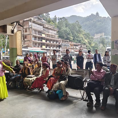 केंद्र सरकार की योजनाओं की जानकारी देने आनी पहुंची टीमलोगों को विभिन्न जनकल्याणकारी योजनाओं की 