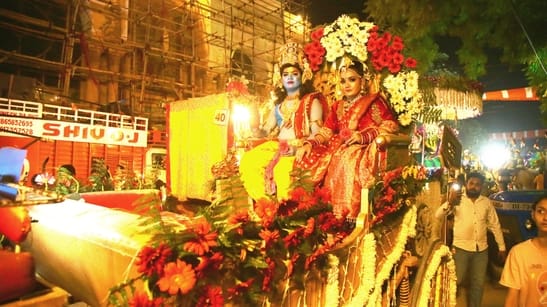 कविनगर सी ब्लॉक से गुजरती श्री धार्मिक रामलीला समिति की शोभायात्रा में मां गौरा व भोलेनाथ।