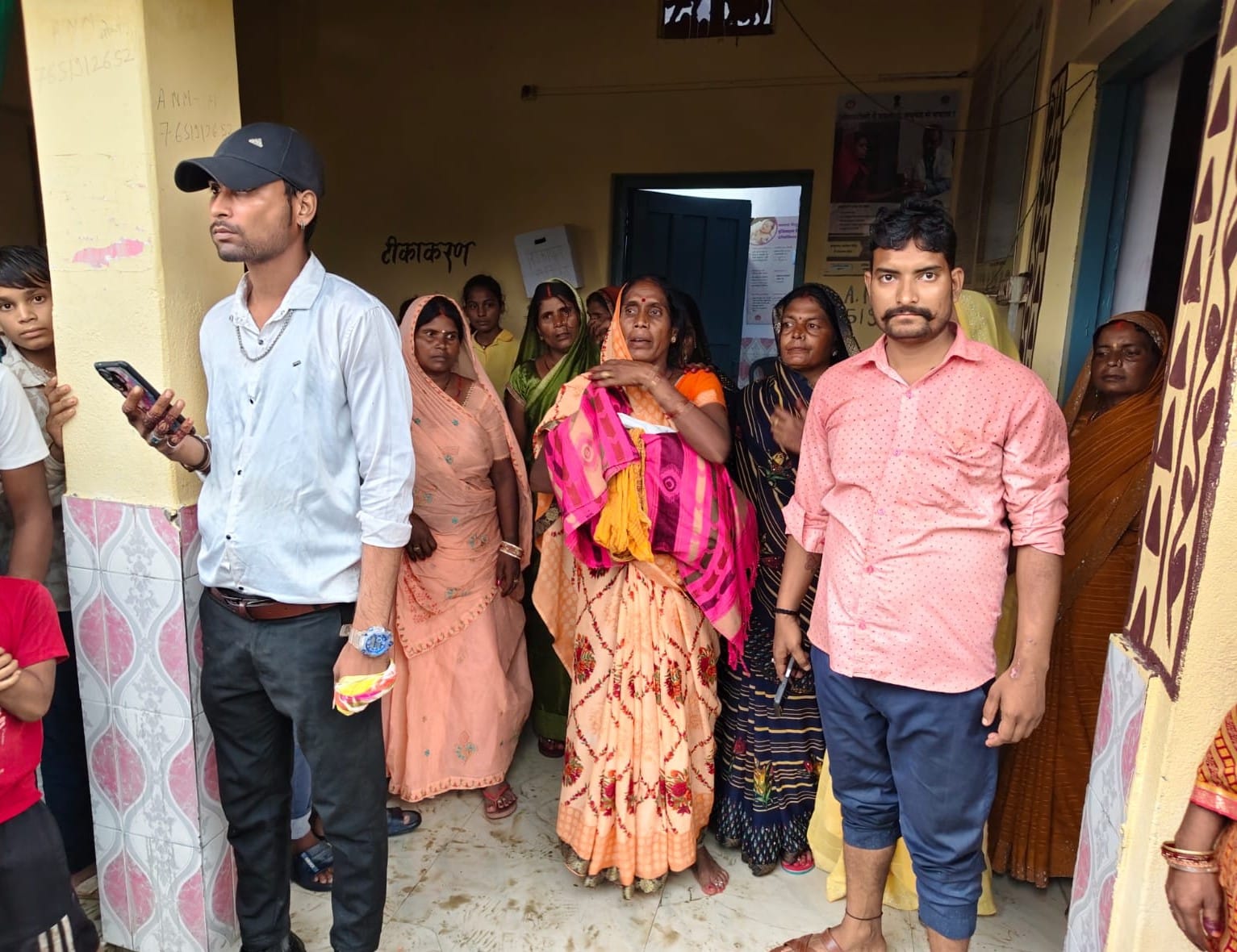 कौवासार एएनएम सेंटर पर नवजात शिशु के शव के साथ नाराजगी जताते परिवार के लोग। 