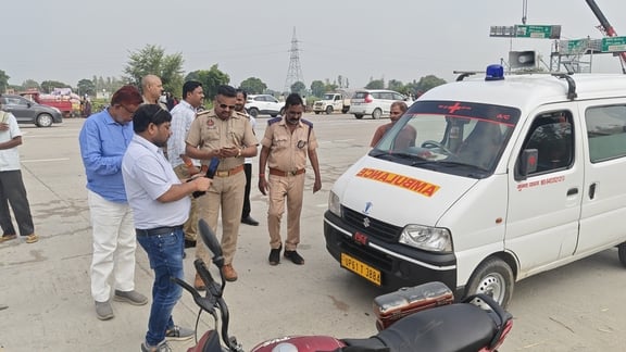 Ghazipur News: 8 एंबुलेंस का बीमा नहीं, 8 का प्रदूषण प्रमाणपत्र फेल, 3 चालक बिना डीएल मिलने पर चालान, 1 सीज
