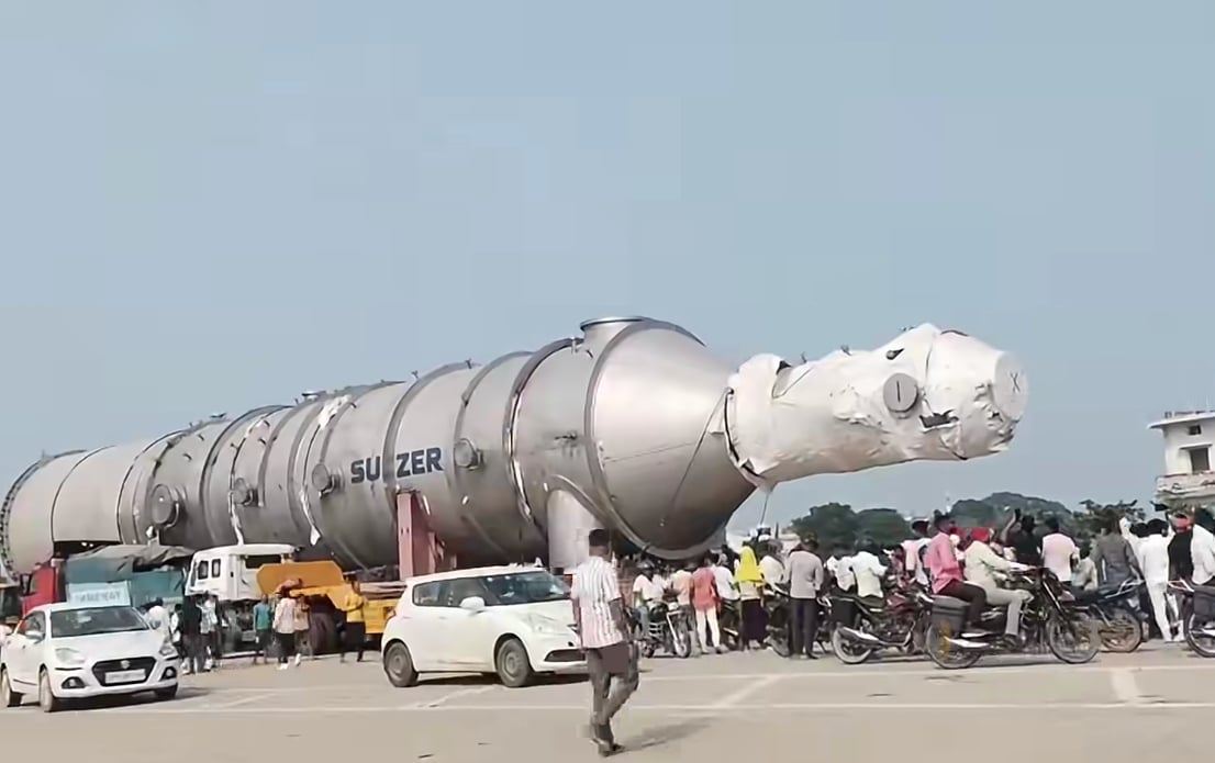 Ghazipur News: विशालकाय ट्रेलर के रास्ते में अवरोधक बना टोल प्लाजा