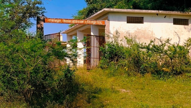 Lalitpur News: अंतिम यात्रा की राह नहीं आसान,रास्ता कच्चा व पुलिया टूटी