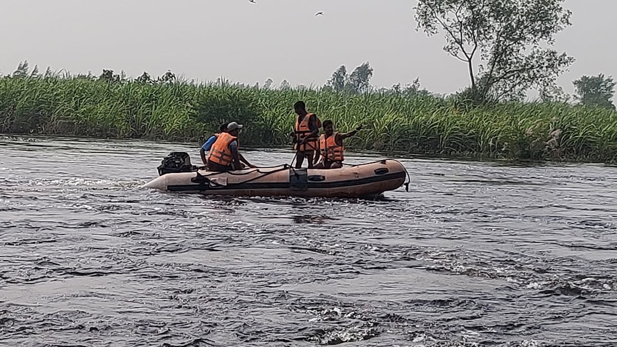 Lakhimpur Kheri News: साइकिल कंधे पर रख रपटा पुल पार कर रहा युवक पैर फिसलने से नदी में बहा