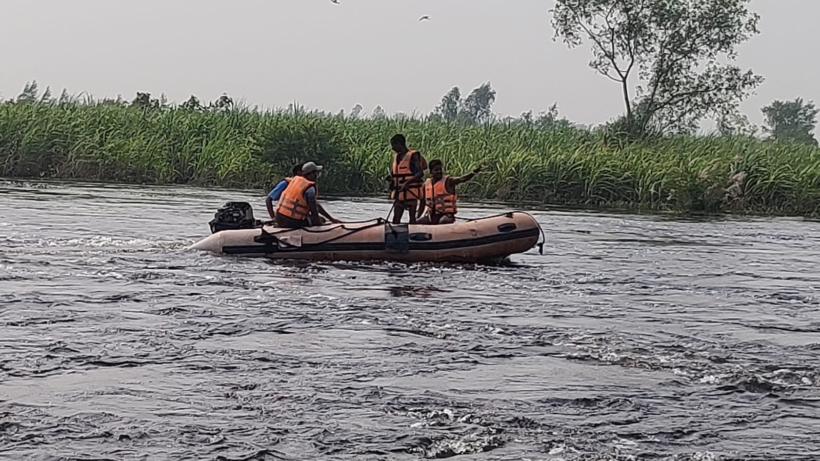 लापता युवक की तलाश करती टीम। स्रोत ग्रामीण