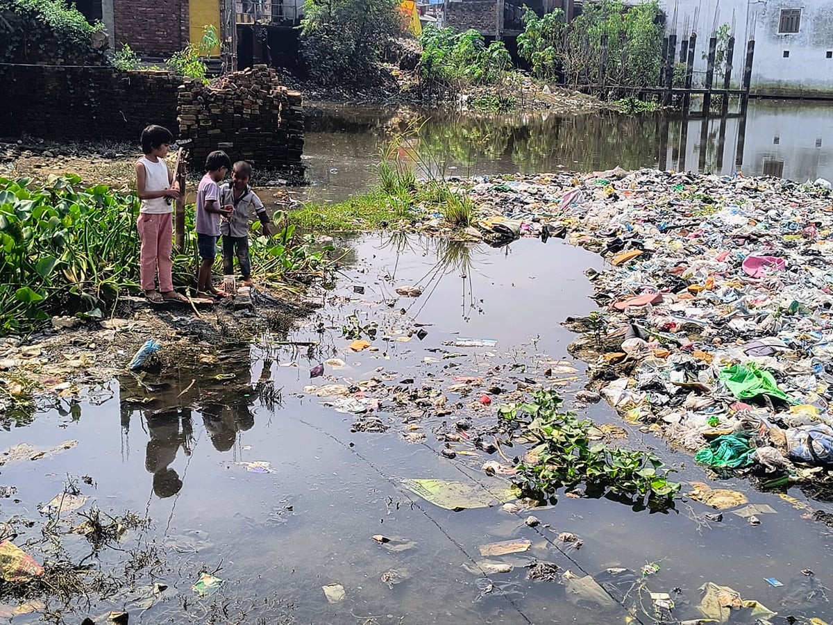 Shahjahanpur News: पानी उतरा, पीछे छोड़ गया संक्रमण का खतरा