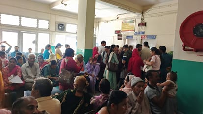 मेडिकल कॉलेज की मेडिसिन विभाग के बाहर कतारों में मरीज। संवाद
