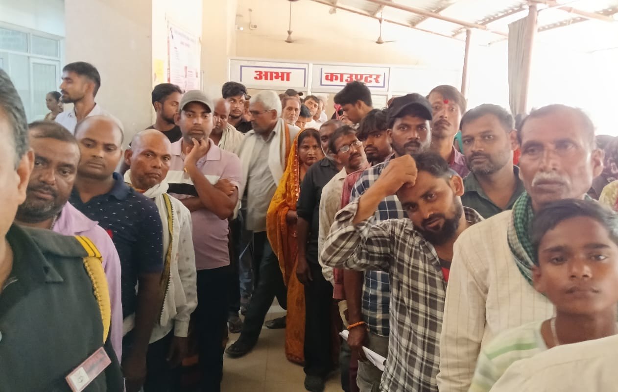 मेडिकल कॉलेज ओपीडी पर्चा काउंटर पर लगी मरीजों की कतार। संवाद