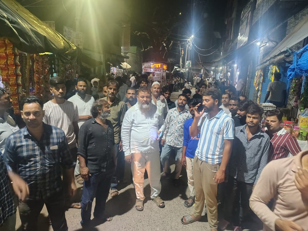 Hathras News: झुंड में बैठे लोगों को पुलिस पर पीटने का आरोप