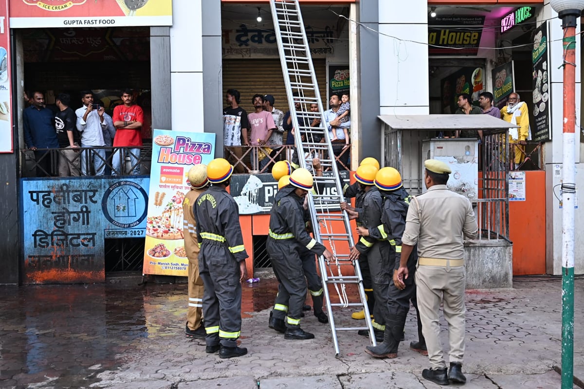 Lalitpur News: भूकंप आपदा से निपटने को घंटाघर पर हुआ मॉक ड्रिल