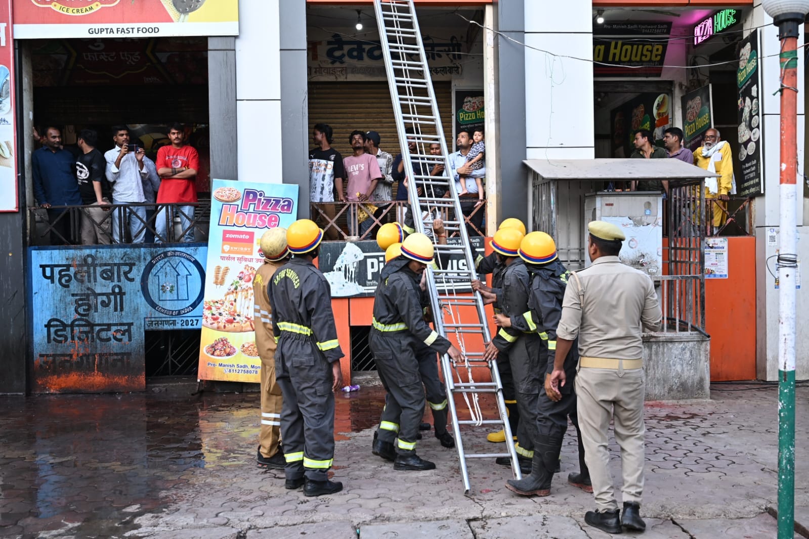 मॉक डि्रल के दोरान इमारत पर सीढी लगाकर राहत बचाव का अभ्यास करते राहत बचाव दल के लोग।