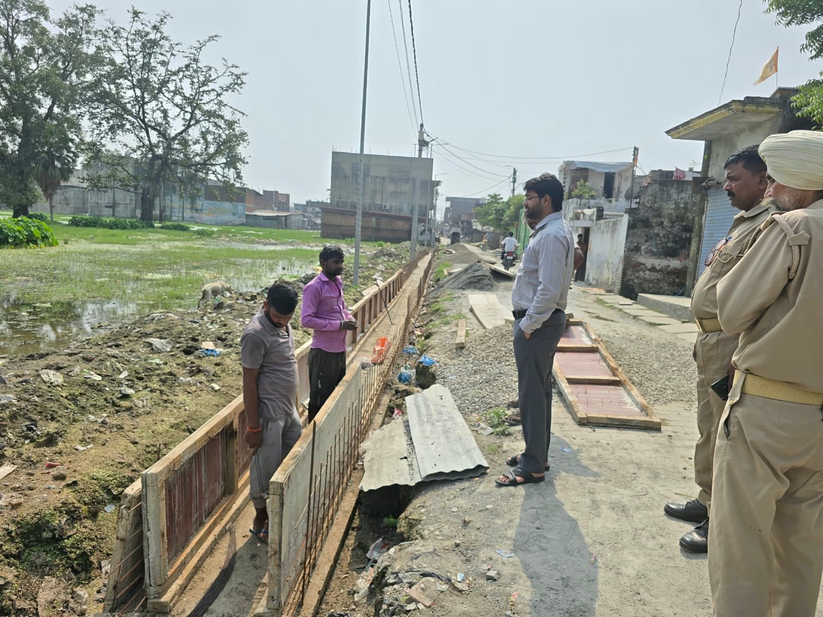 मौके पर नाले का निरीक्षण करते न्यायिक तहसीलदार विशाल शाह।स्रोत : ग्रामीण