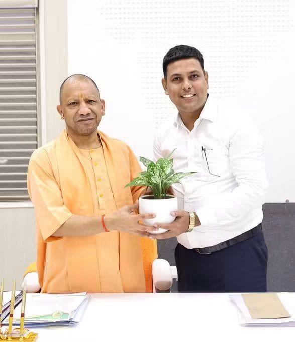 मुख्यमंत्री योगी आदित्यनाथ से भेंट करते भाजपा मछलीशहर जिला के कार्य समिति सदस्य चंदन मिश्रा। स्
