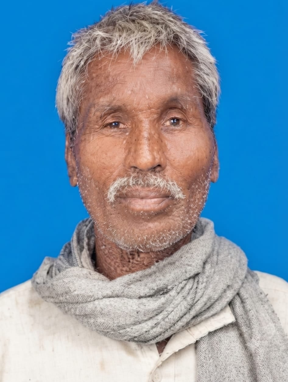 Pilibhit News: वाहन की टक्कर से बाइक सवार बुजुर्ग की मौत, बेटा घायल