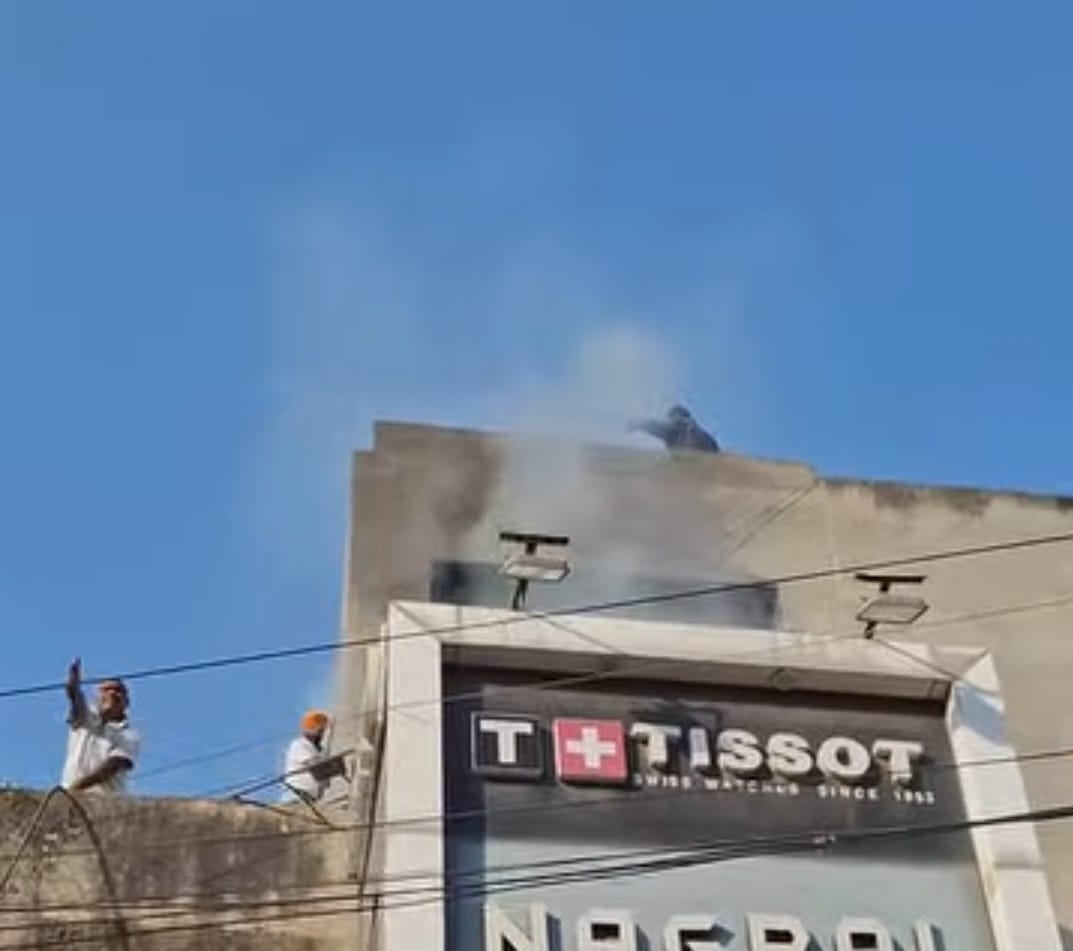 .मिठाई की दुकान की छत से निकालता धुआ स्वंय