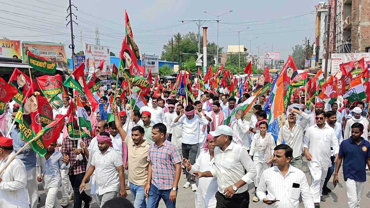 Mau News: मुख्य निर्वाचन आयुक्त के इस्तीफे के लिए किया प्रदर्शन, कलेक्ट्रेट पर फूंका पुतला