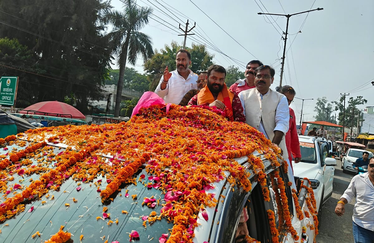 Bulandshahar News: फिल्म हनुमान अंश के कलाकारों ने शहर में निकाला रोड शो