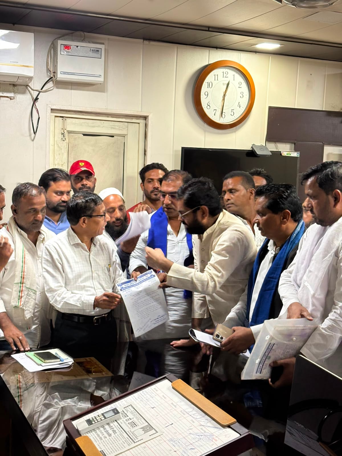 Meerut News: नगर निगम में आसपा कार्यकर्ताओं का प्रदर्शन