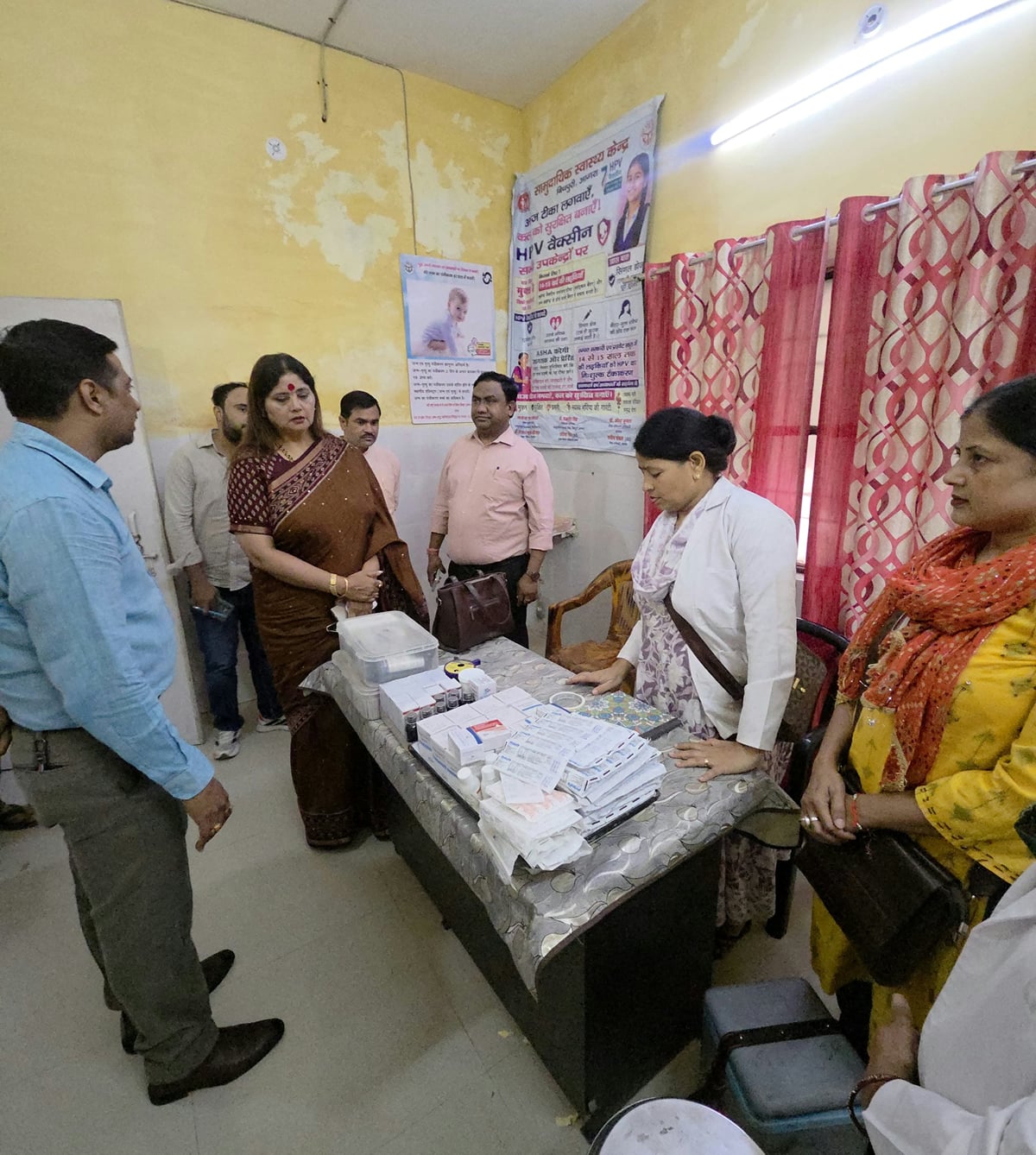 Agra News: सीएचसी का राज्य महिला आयोग अध्यक्ष ने किया निरीक्षण