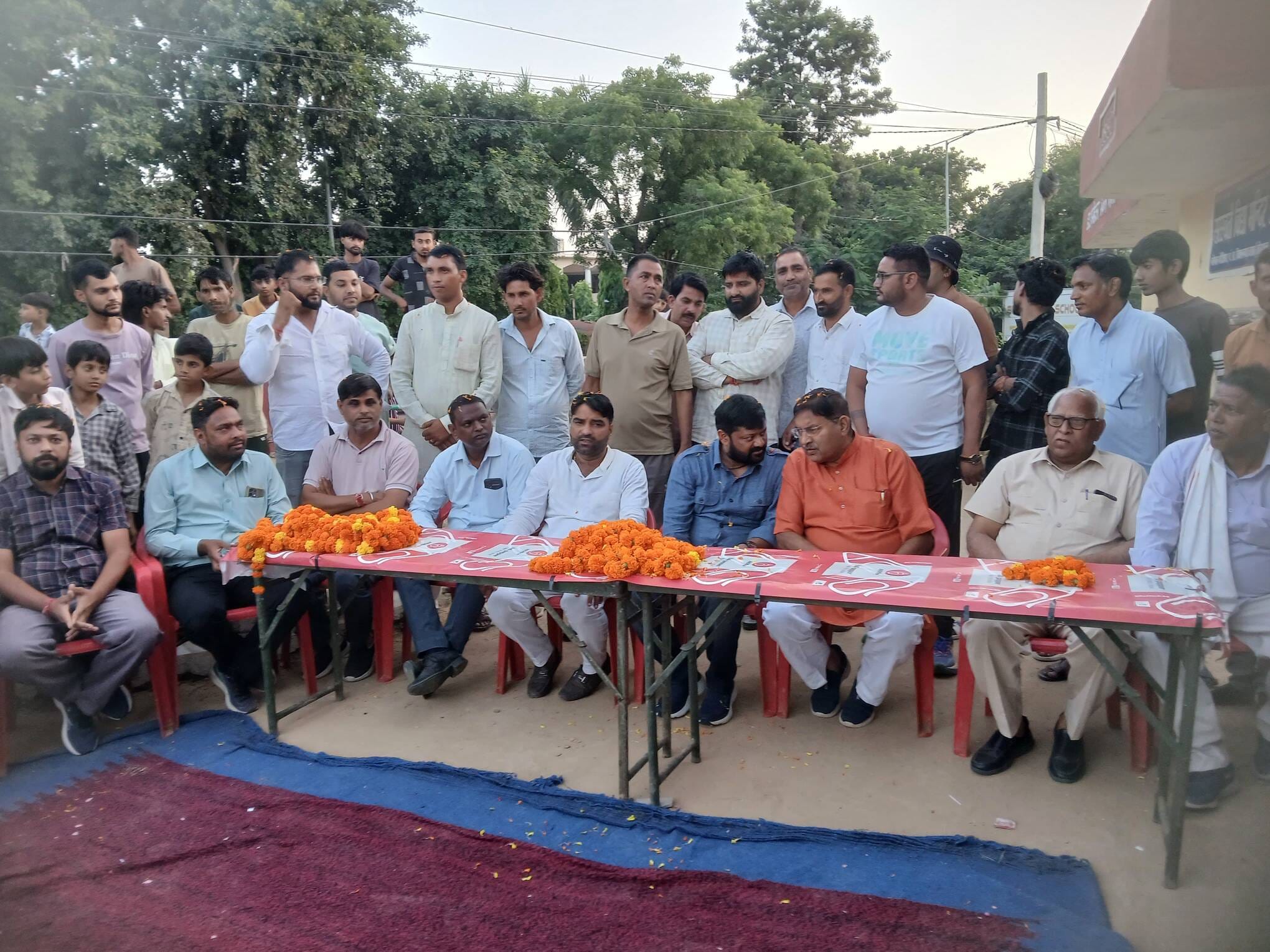 नव निर्वाचित चेयरमैन और पूर्व विधायक का स्वागत करते वार्डवासी और आमजन। संवाद