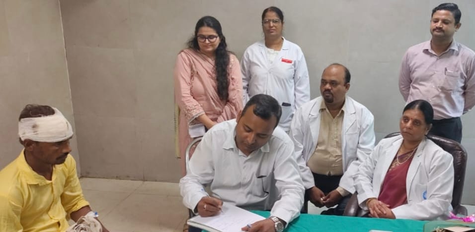 ओपीडी में मरीजों को देखते डॉ. सिद्धार्थ सिंह। संवाद