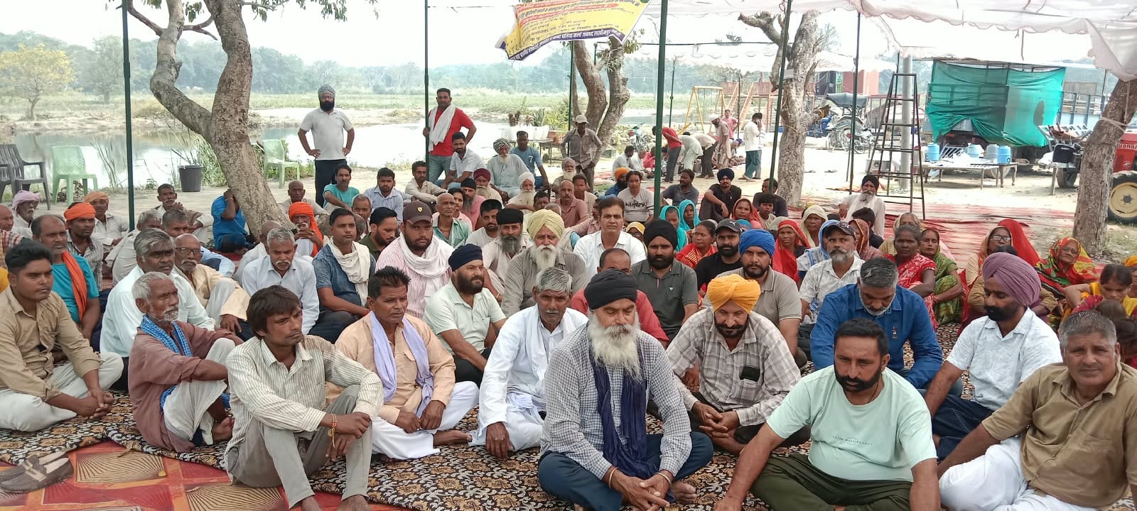 पलिया दुधवा रोड बंसी नगर में जारी धरना। स्रोत: संवाद