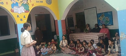 पूर्बिया मोहल्ला स्कूल नाहन में बच्चों को जागरूक करती कार्मल कांवेंट स्कूल नाहन की छात्रा। संवा