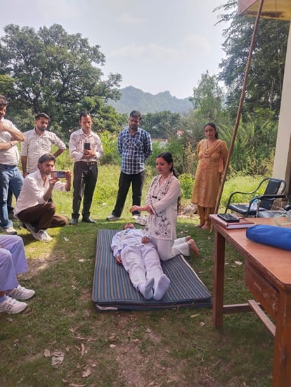 पुराना कांगड़ा में विद्युत बोर्ड कर्मियों को सीपीआर के टिप्स देती एसएमओ डा. अल्पना कायस्था। स्र