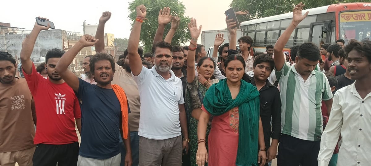 Lucknow News: बाढ़ पीड़ितों का सड़क जाम कर प्रदर्शन