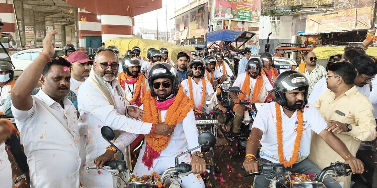 Sonebhadra News: 20 बुलडोजरों से पुष्पवर्षा, सेवा संकल्प यात्रा का डाला में स्वागत