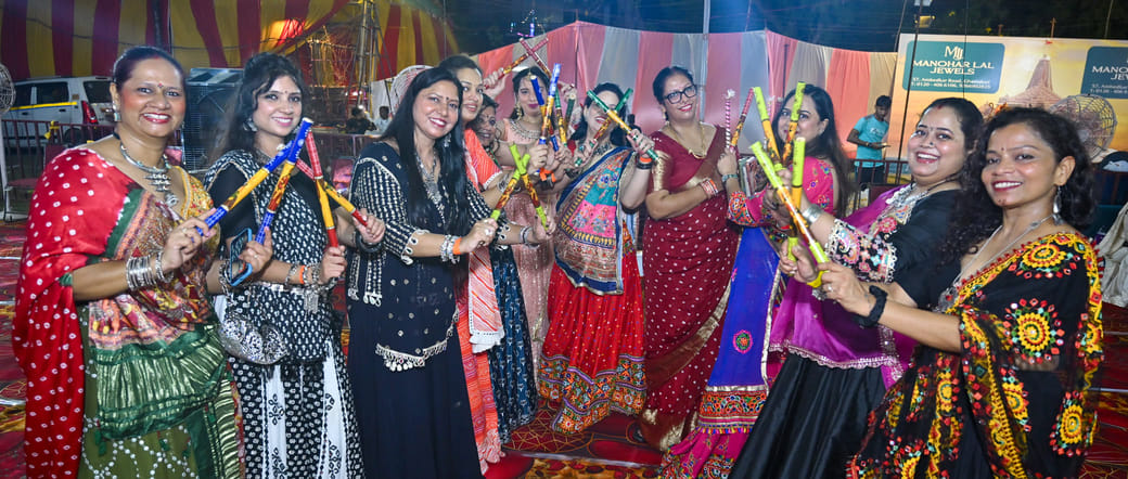 राजनगर स्थित रामलीला मैदान में हुए डांडिया नाईट कार्यक्रम में शामिल महिलाएं। संवाद
