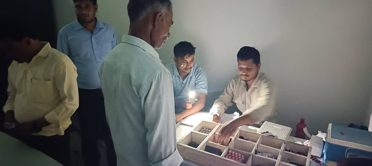 Kushinagar News: सीएचसी रामकोला में बिजली गुल होने पर मोबाइल की रोशनी में बांटी दवा, लगाया वैक्सीन