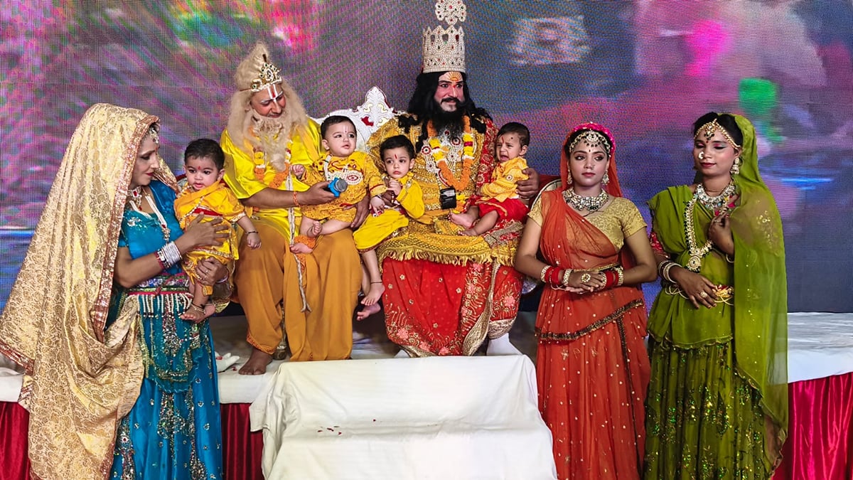 Aligarh News: श्रीराम के जन्म की लीला देख आनंद में डूबे भक्त