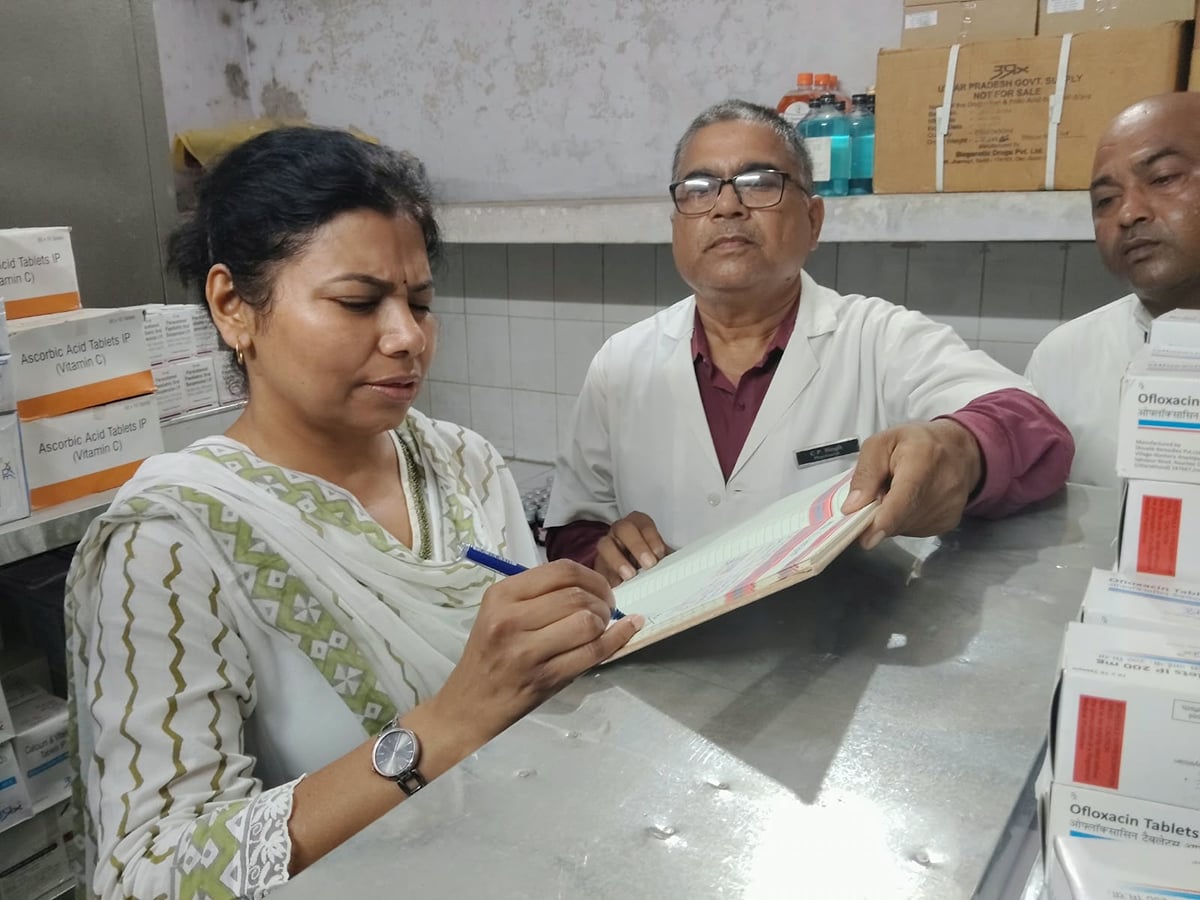 Bahraich News: विशेष सचिव को पीएचसी में नहीं मिलीं 25 दवाएं