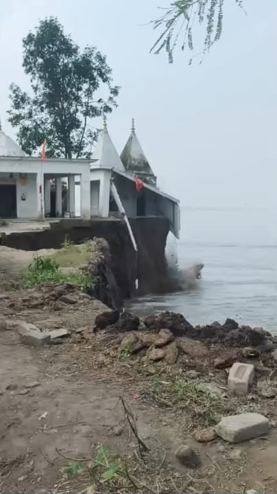 Lakhimpur Kheri News: काली माता का मंदिर शारदा नदी में समाया, शिव मंदिर पर खतरा