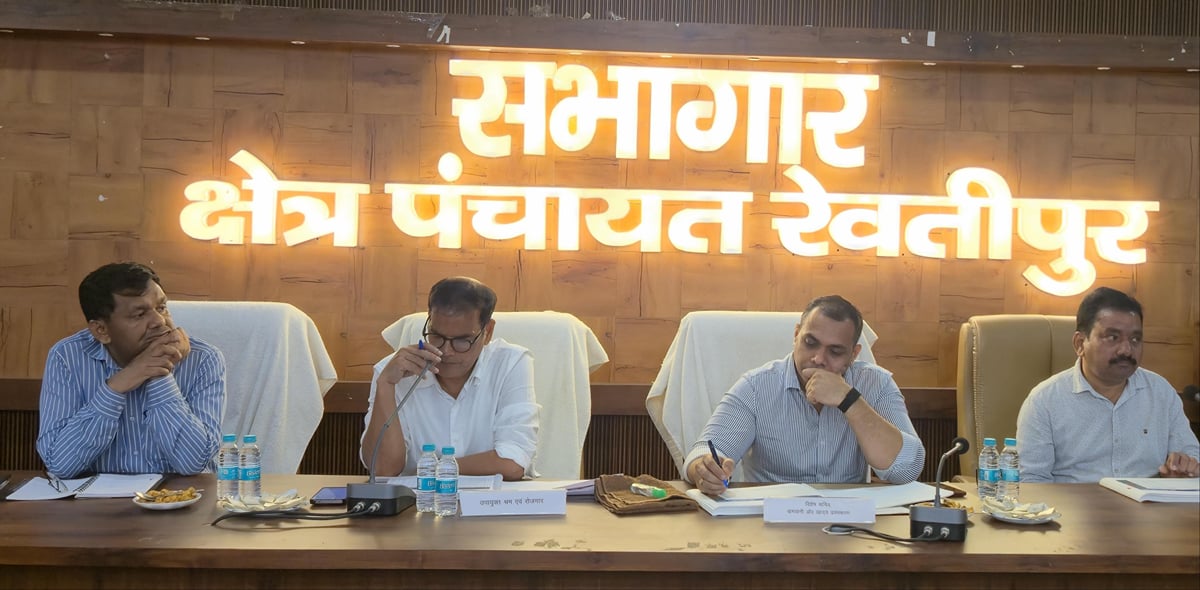 Ghazipur News: रेवतीपुर में डाटा फीडिंग में सही आकड़े नहीं मिले, विशेष सचिव खफा