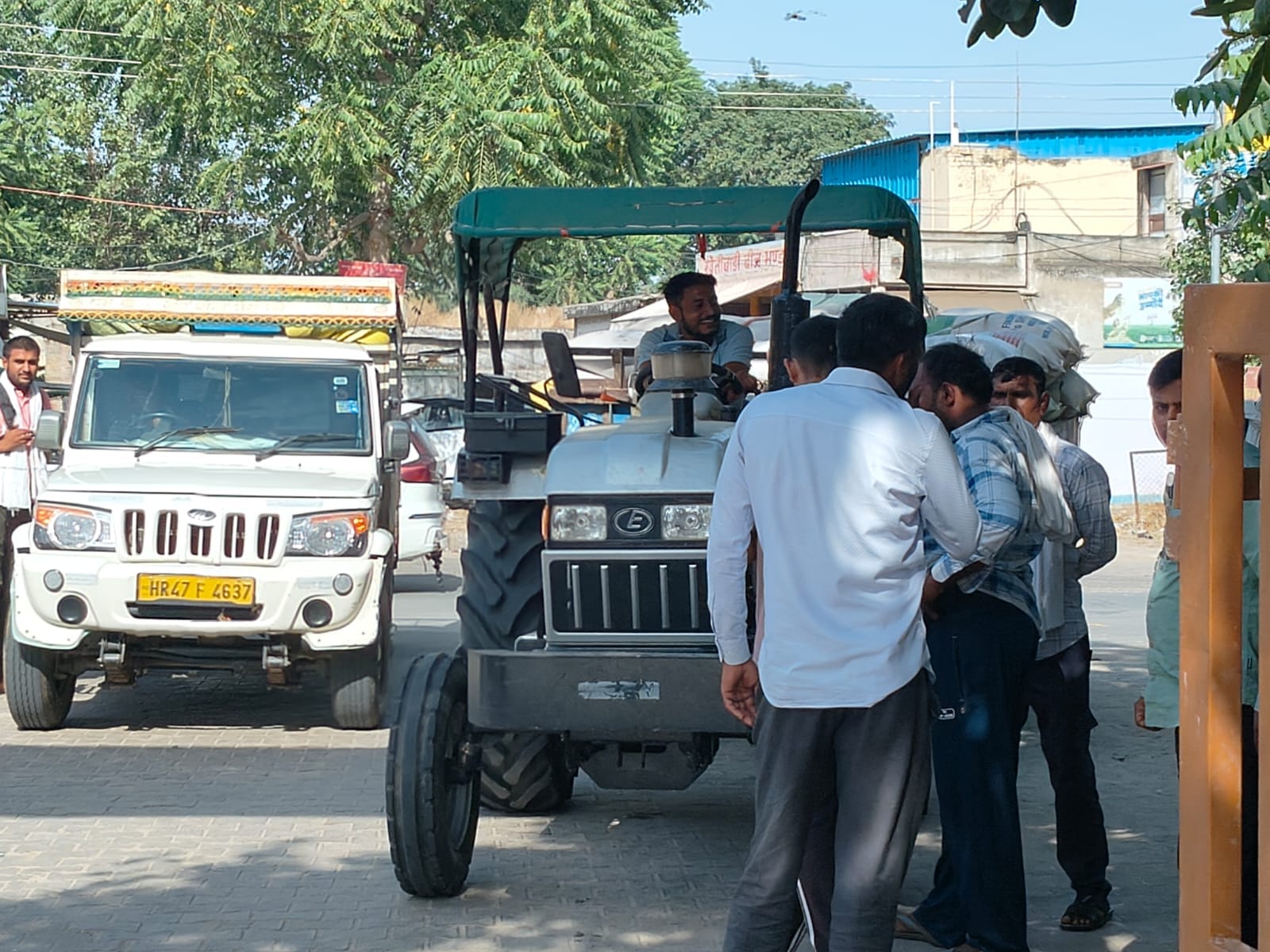 रेवाड़ी अनाज मंडी में फसल बेचने के लिए पहुंचा किसान पर्ची दिखाते। संवाद