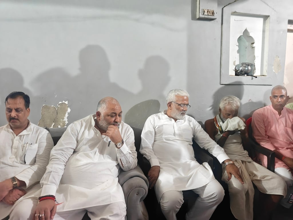 Deoria News: सीएम का संदेश लेकर रुद्रपुर पहुंचे मंत्री स्वतंत्र देव सिंह