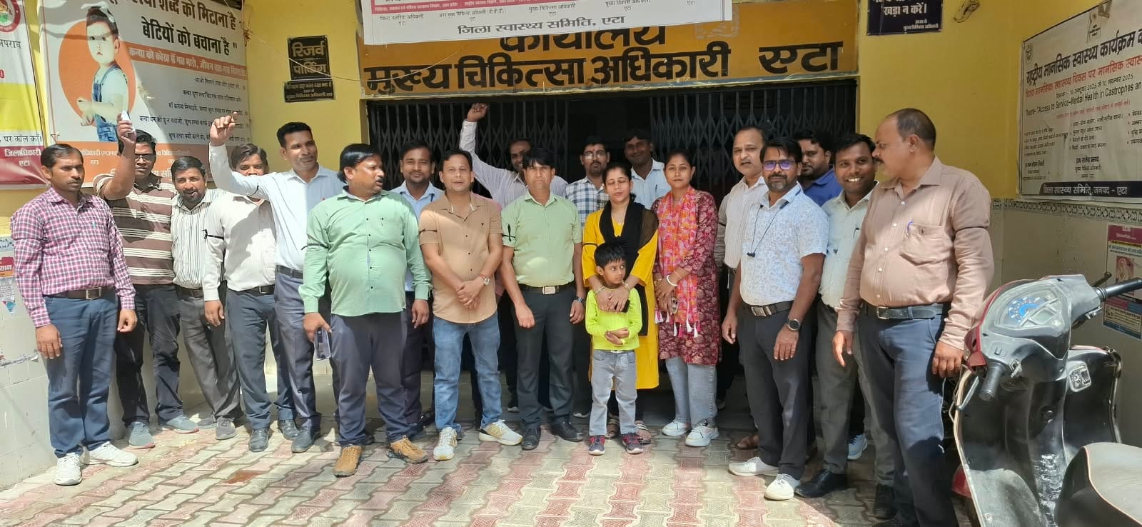 सीएमओ कार्यालय के बाहर संविदा कर्मचारी प्रदर्शन करते हुए। संवाद
