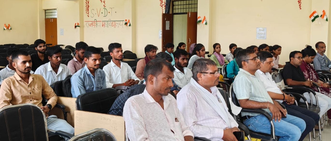 -संगोष्ठी में मौजूद शिक्षक व छात्र। स्रोत: आयोजक