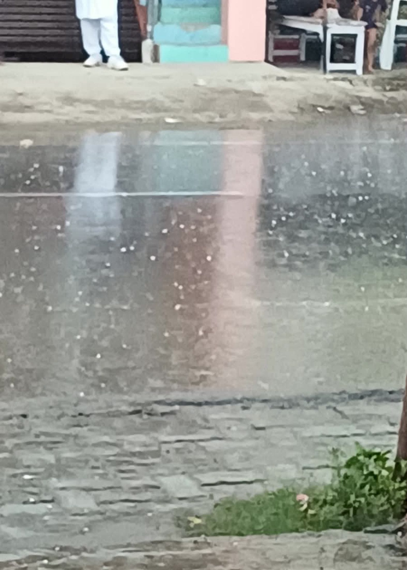 सोमवार की शाम हुई बारिश के साथ ओले भी गिरे 