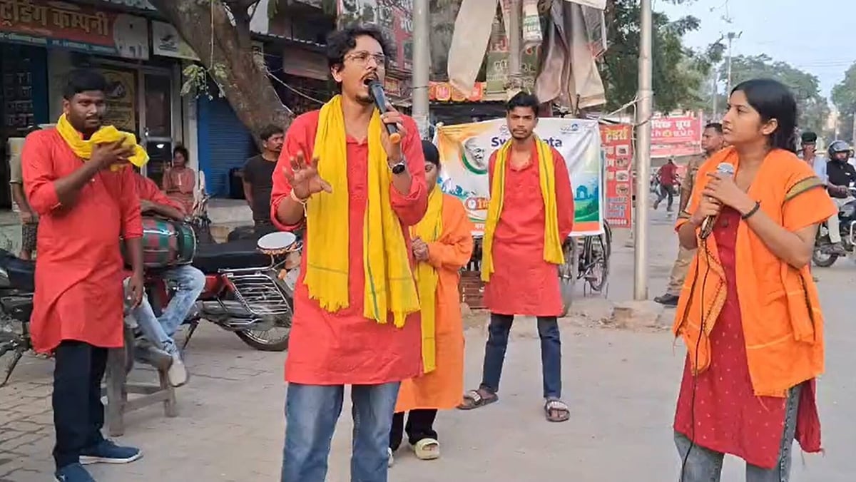 Ghazipur News: नुक्कड़ नाटक के माध्यम से लोगों को किया जागरूक