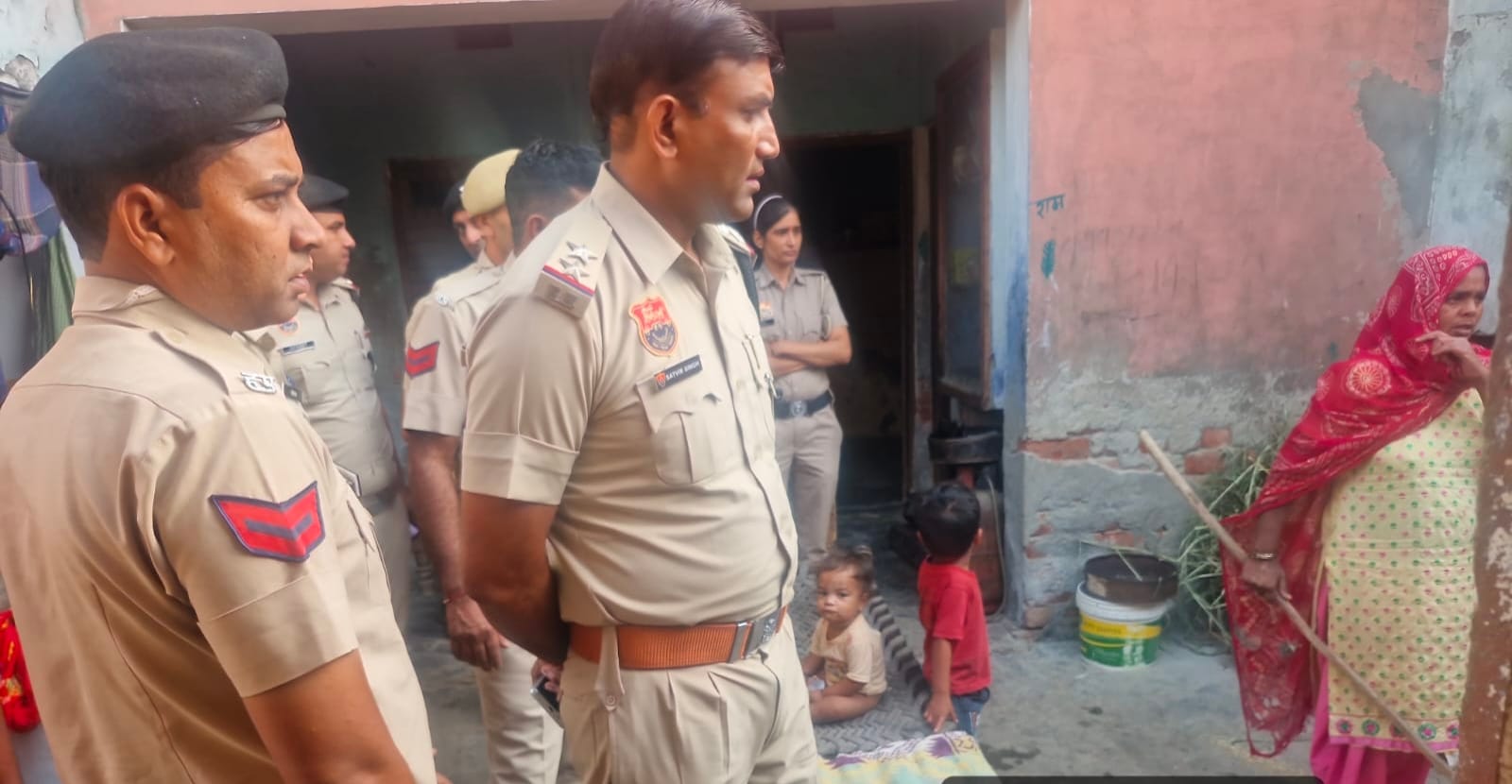 सर्च अभियान चलाते हुए सदर थाना प्रभारी सतवीर के साथ अन्य पुलिस कर्मचारी।