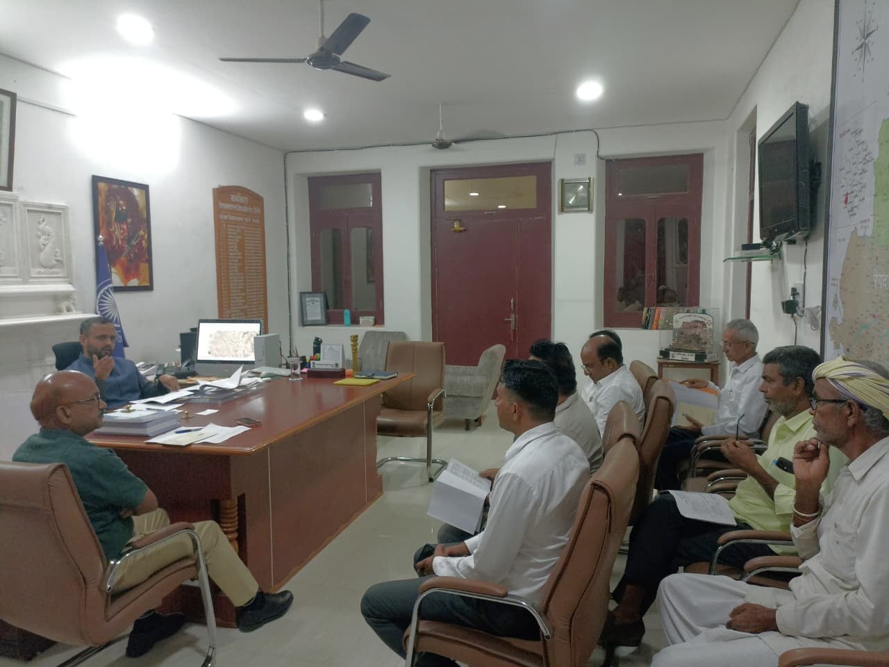 सिरोही। जिला निर्वाचन अधिकारी की अध्यक्षता में राजनीतिक दलों के प्रतिनिधियों की बैठक आयोजित हुई