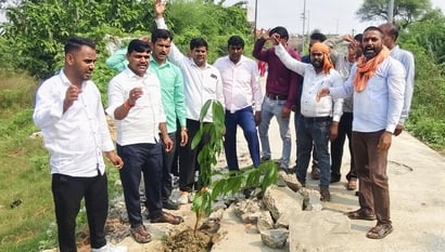 Basti News: क्षतिग्रस्त सड़क पर पौधरोपण कर जताया विरोध